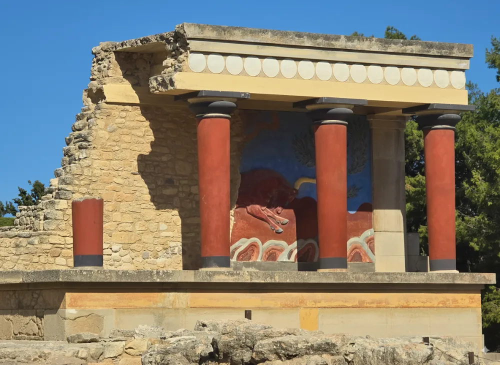 ארמון קנוסוס בכרתים – אתר היסטורי מהתרבות המינואית כחלק מחופשה משפחתית בכרתים
