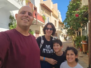 חופשה משפחתית בכרתים בכפר קריצה – סמטאות ציוריות עם המשפחה