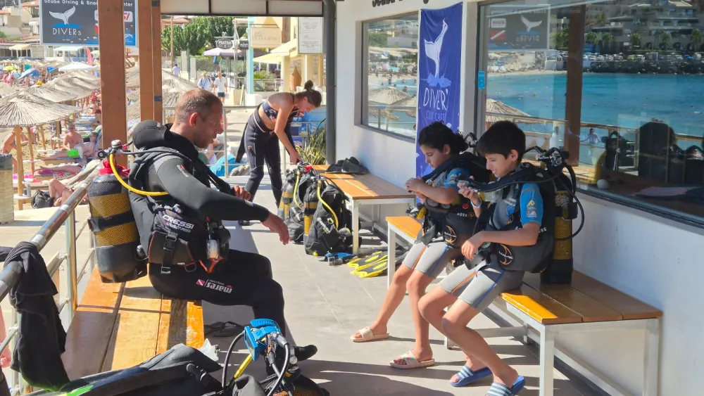 צלילת היכרות לילדים במועדון Diver’s Club Crete באגיה פלגיה – חופשה משפחתית בכרתים