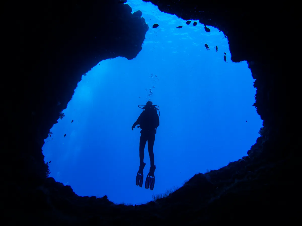 צוללת בתוך אתר הצלילה Blue Hole בפלאו - מבט פנימי מהמערה הכחולה החוצה אל הים